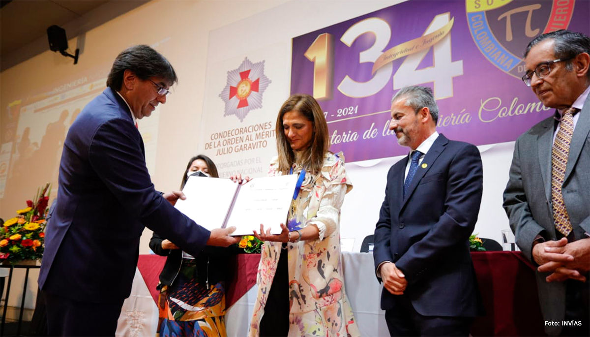 Fotografía de la entrega a la Ministra de Transporte, Ángela María Orozco de la distinción de honor.