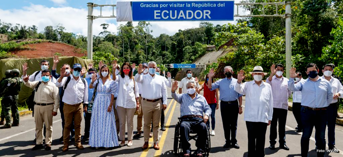 Fotografía del Presidente y la comitiva de funcionarios del sector transporte en la entrega de avances del Corredor Binacional Espriella - Rio Mataje.