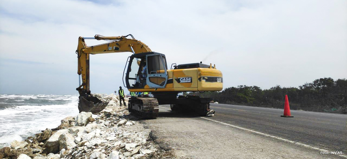 Fotografía de la maquinaria pesada en los trabajos de construcción de la vía.