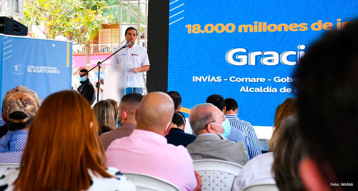 Fotografía del director general del INVÍAS, Juan Esteban Gil durante su intervención en el evento.