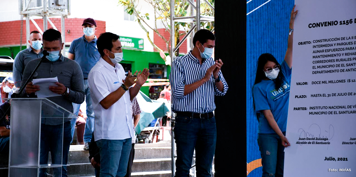 Fotografía del director general del INVÍAS, Juan Esteban Gil durante la firma del compromiso.