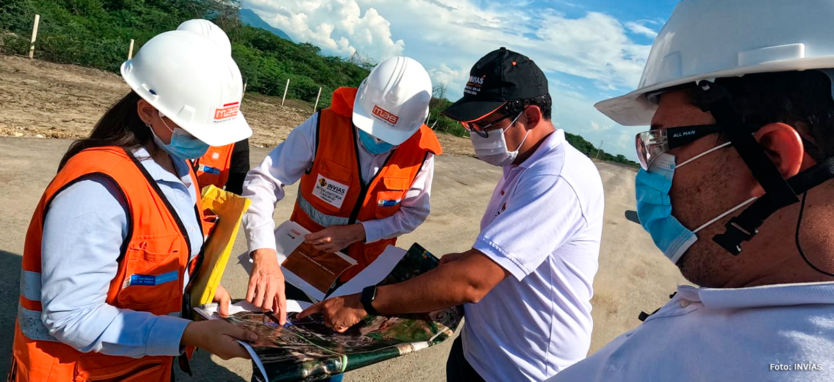 Fotografía del Director Técnico, Guillermo Toro Acuña durante su inspección a obras en la Costa Atlántica.