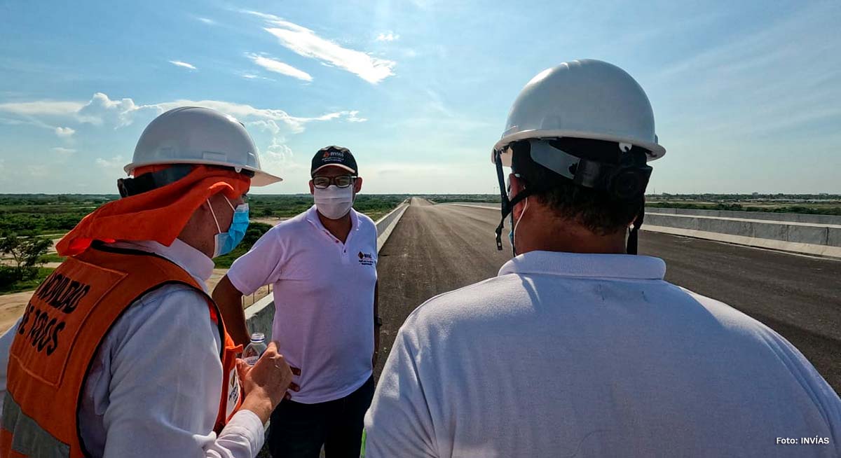 Fotografía del Director Técnico, Guillermo Toro Acuña durante su inspección a obras en la Costa Atlántica.