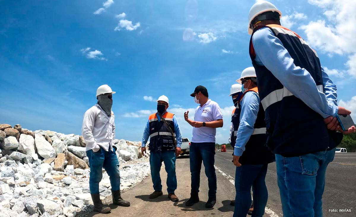 Fotografía del Director Técnico, Guillermo Toro Acuña durante su inspección a obras en la Costa Atlántica.