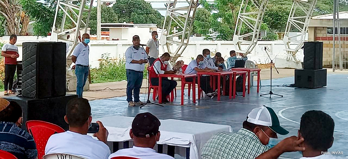 Fotografía de la reunión de la socialización de la etapa de intervenciones en la vía Pajarito - Colegio.