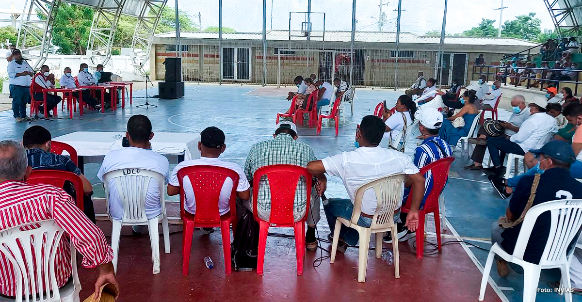 Fotografía de la reunión de la socialización de la etapa de intervenciones en la vía Pajarito - Colegio.