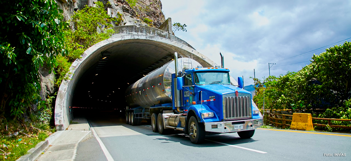 Fotografía de salida de túnel y tránsito vehicular en el Cruce de la Cordillera Central.