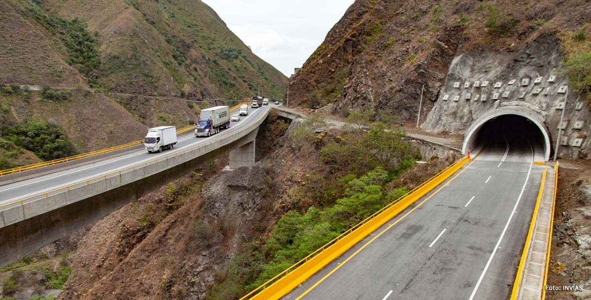 Fotografía de salida de túnel y doble calzada en el Cruce de la Cordillera Central.