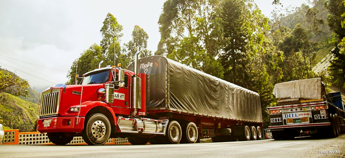 Fotografía del tránsito vehicular por el corredor Calarcá - Cajamarca.