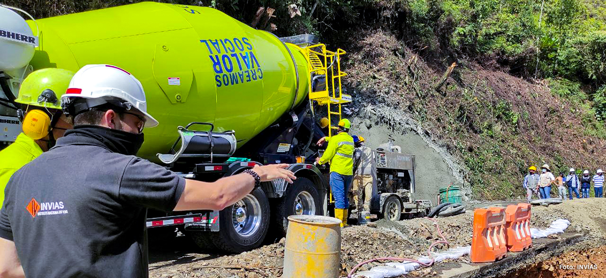 Fotografía de personal del INVÍAS en labores de atención a la emergencia en la Autopista Medellín - Bogotá.