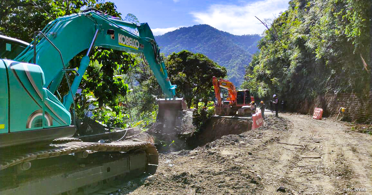 Fotografía de personal del INVÍAS en maquinaria pesada realizando trabajos de atención de la emergencia en la vía.