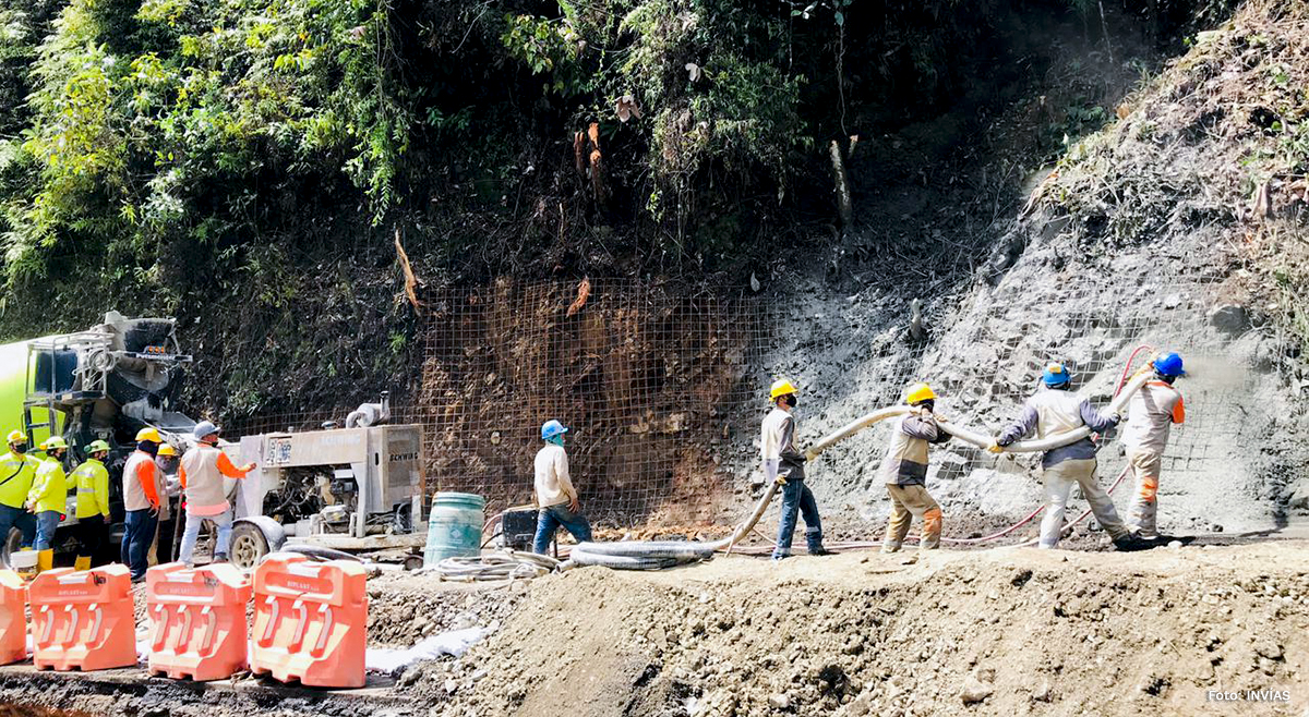 Fotografía de personal del INVÍAS realizando trabajos de atención de la emergencia en la vía.