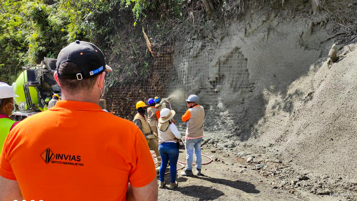 Fotografía de personal del INVÍAS en trabajos de atención de la emergencia en la vía.