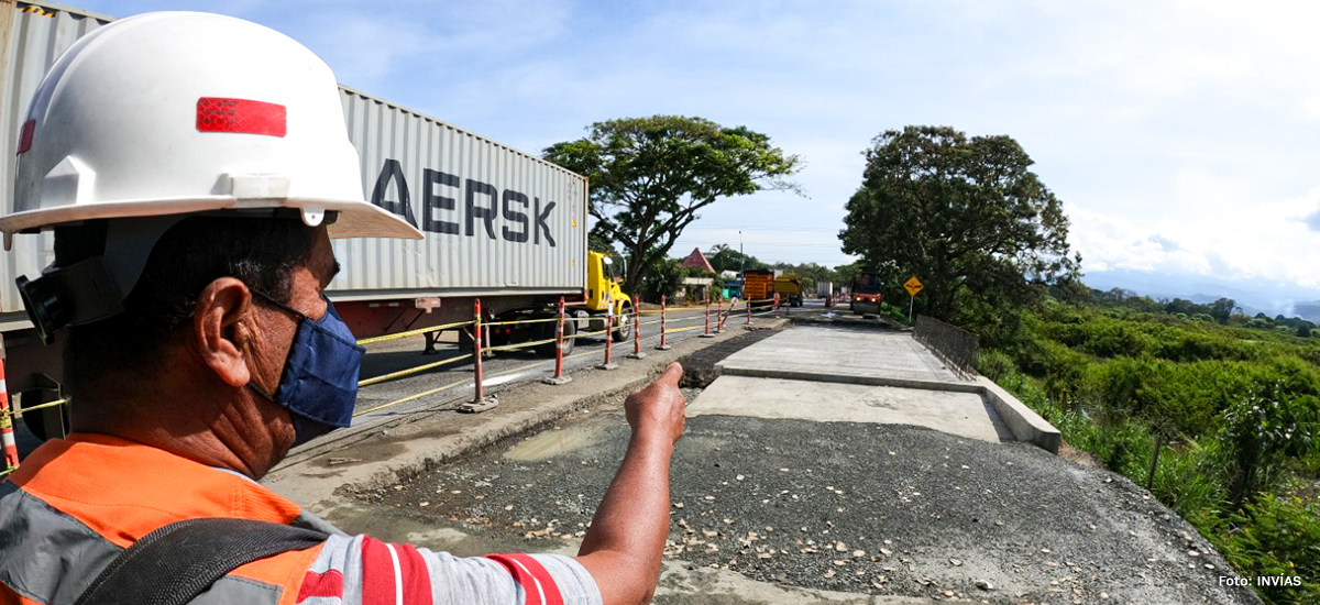 Fotografía de trabajador del INVÍAS que apunta hacia adelante con la construcción de obras estratégicas del Compromiso por Colombia.