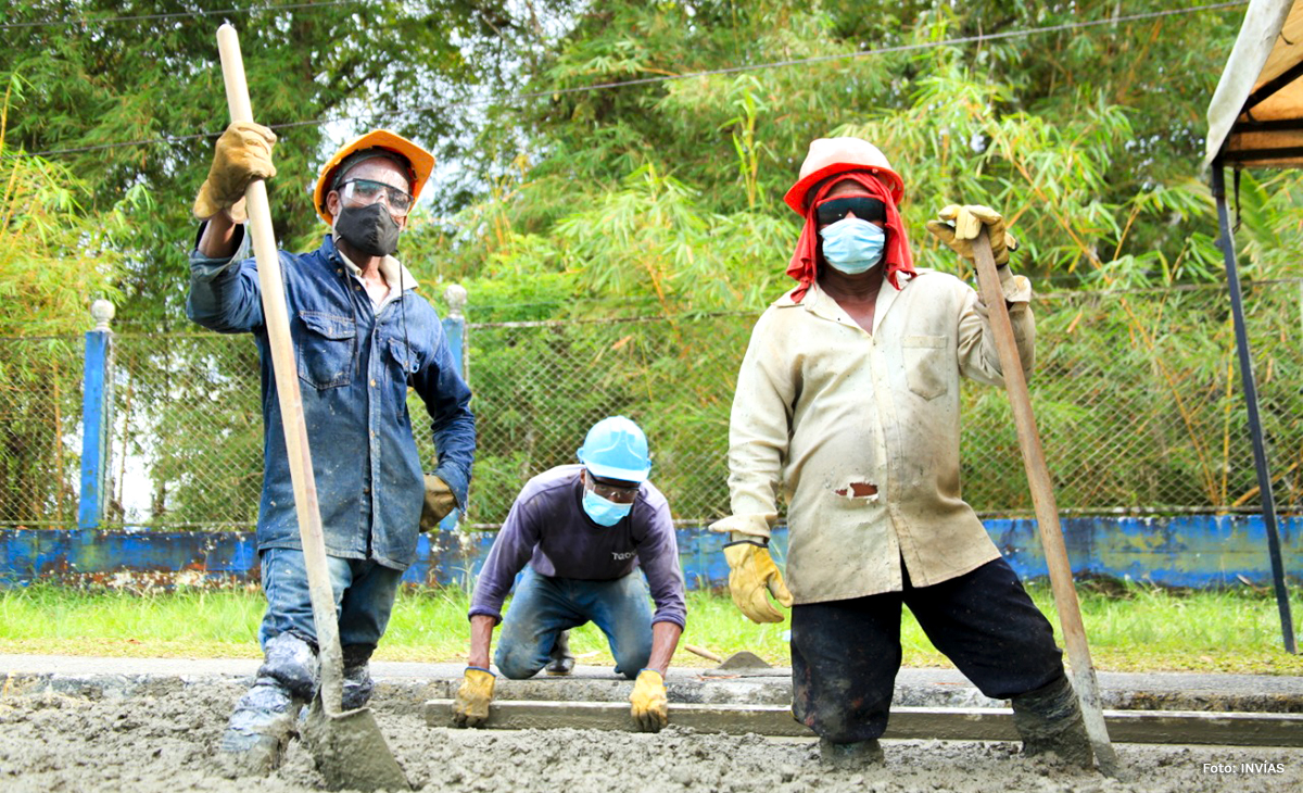 Fotografía de los trabajadores del INVÍAS que hacen posible la conectividad del país, a través, del Compromiso por Colombia.