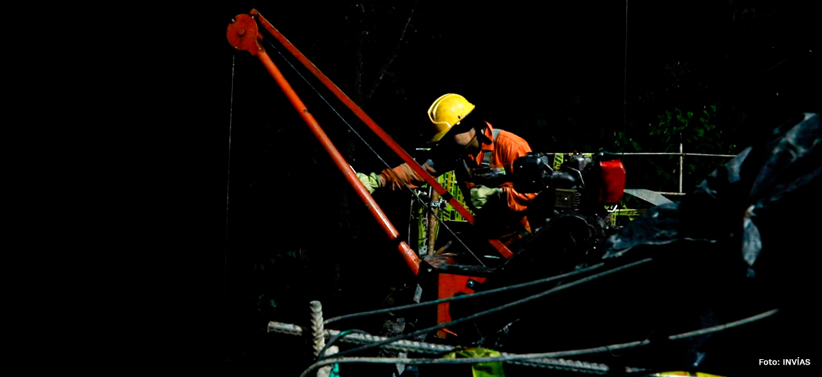 Fotografía de trabajador del INVÍAS en labores de trabajo nocturnas del corredor Calarcá - Cajamarca.