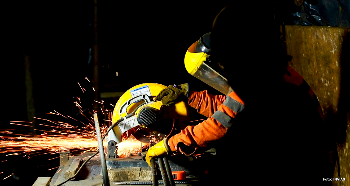 Fotografía de trabajador del INVÍAS en labores de trabajo nocturnas del corredor Calarcá - Cajamarca.