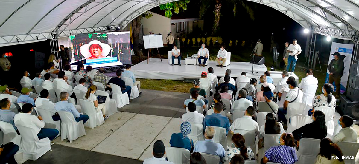 Fotografía del plano general de los asistentes al evento de la firma del convenio para mejorar las vías terciarias.