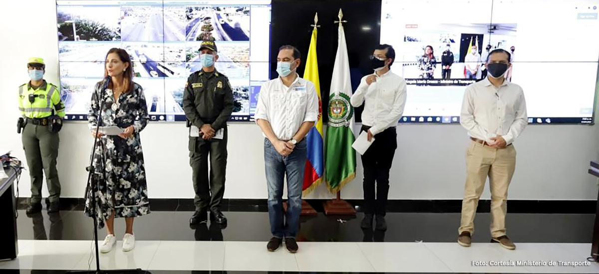 Fotografía de la Ministra de Transporte, Ángela María Orozco, junto a los delegados del sector transporte que llevan a cabo el Plan Navidad de Movilidad.