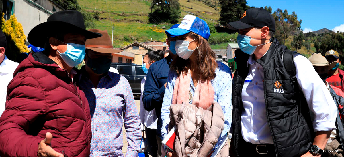 Fotografía de la Ministra de Transporte, Ángela María Orozco y del Director General (E) del INVÍAS, Juan Esteban Romero durante su visita a las obras en Boyacá.