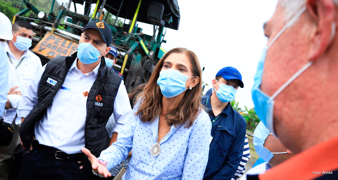 Fotografía de la Ministra de Transporte, Ángela María Orozco y del Director General (E) del INVÍAS, Juan Esteban Romero durante su visita a las obras en Boyacá.