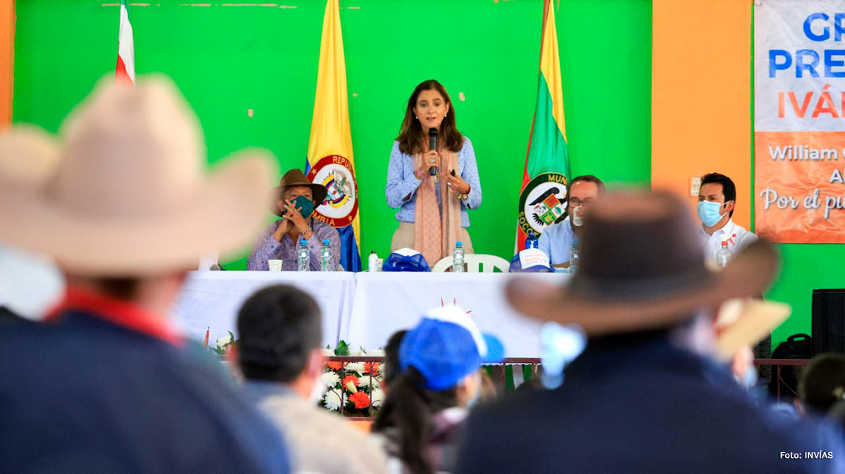 Fotografía de la Ministra de Transporte, Ángela María Orozco durante su intervención en su visita a las obras en Boyacá.