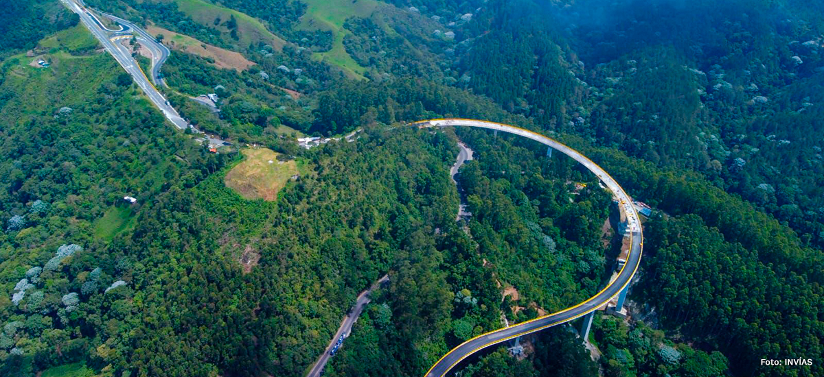 Fotografía aérea del majestuoso puente Yarumo Blanco, parte del Cruce de la Cordillera Central.