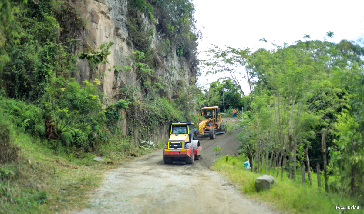 Fotografía de maquinaria pesada realizando trabajos de mantenimiento en la vía.