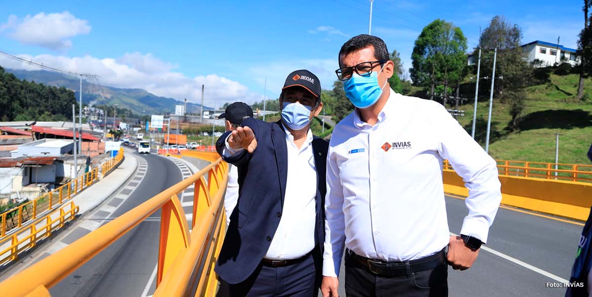 Fotografía del Director Técnico del INVÍAS, Guillermo Toro Acuña y el Secretario de Obras de la Alcaldía de Manizales, Rubén Darío López Gómez durante la puesta al servicio de la variante Manizales.
