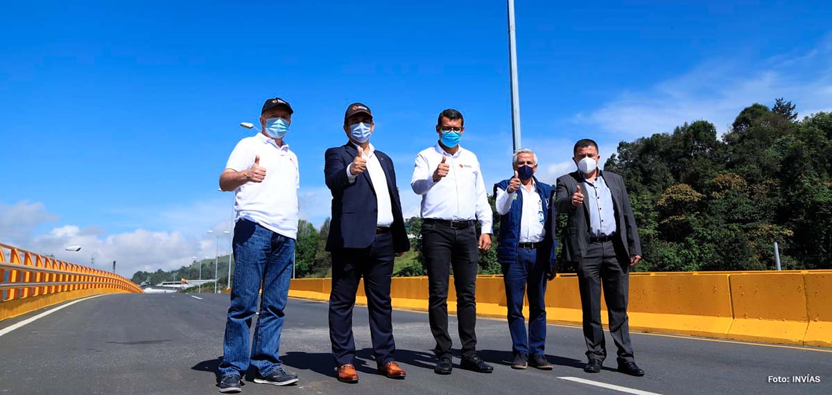 Fotografía del equipo de trabajo durante la puesta al servicio de la variante Manizales.