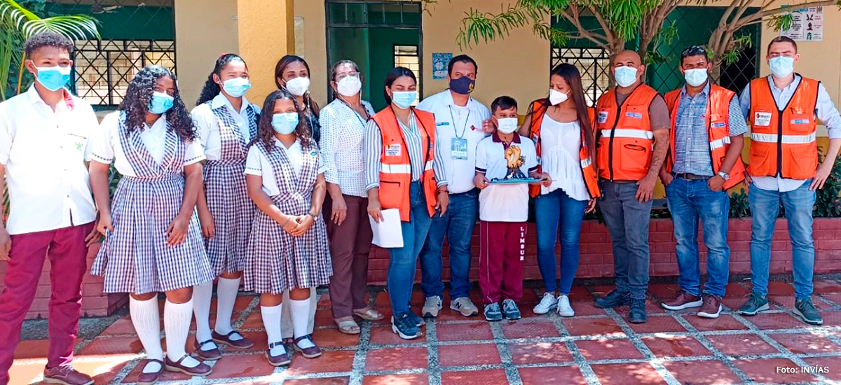Fotografía de algunos compañeros, familiares y profesores del colegio del estudiante Yassir Vega.