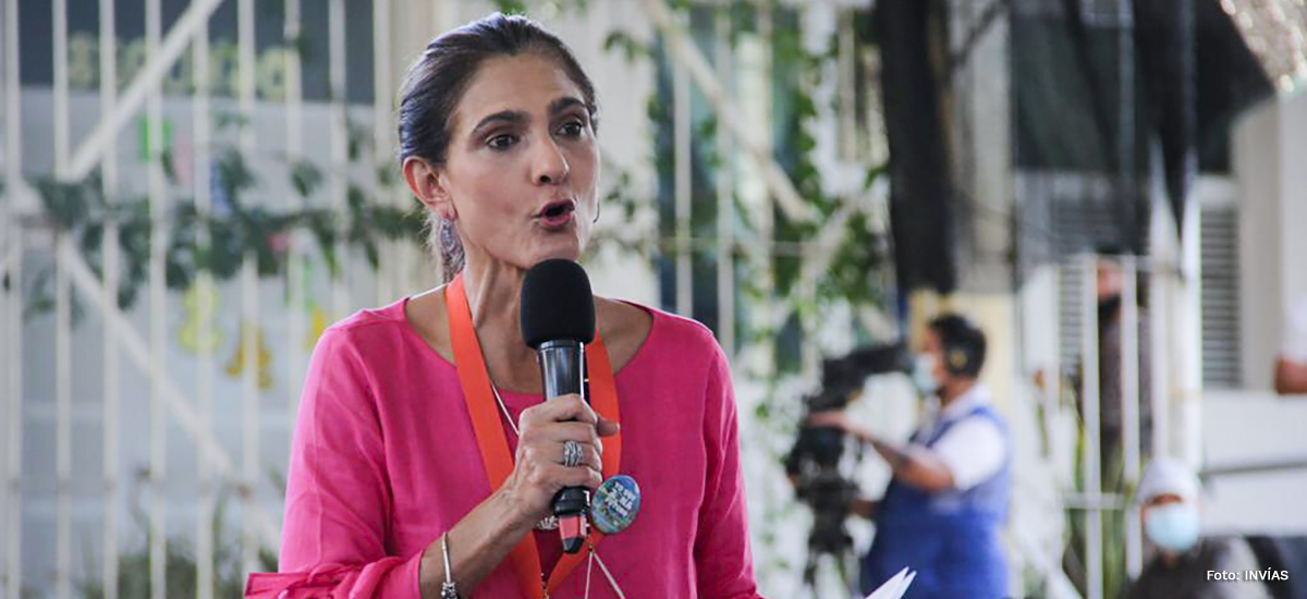 Fotografía de la Ministra de Transporte, Ángela María Orozco durante su intervención en el CXC de Arauca.