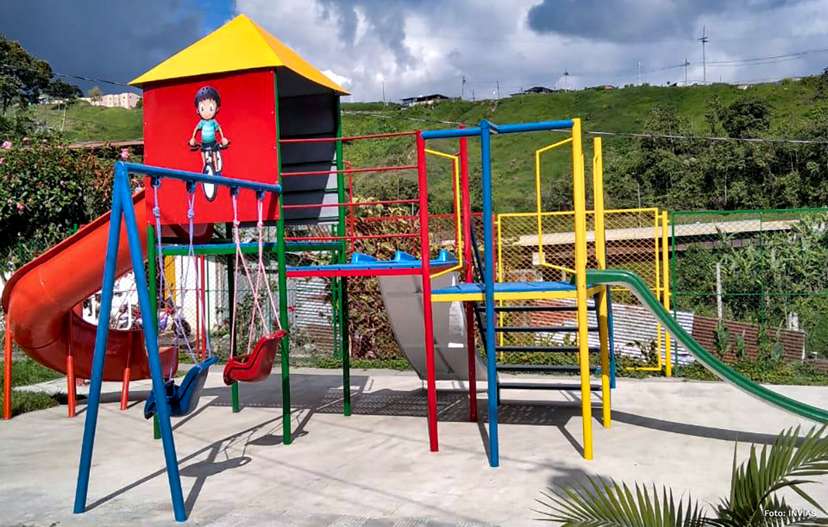 Fotografía de parque para niños en Manizales construido con los recursos por obras.