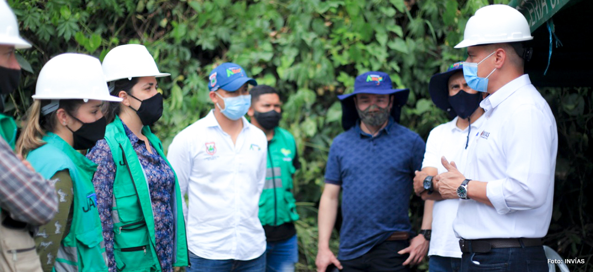 Fotografía del Director Operativo del INVÍAS junto con su equipo en las obras de mantenimiento a la vía.