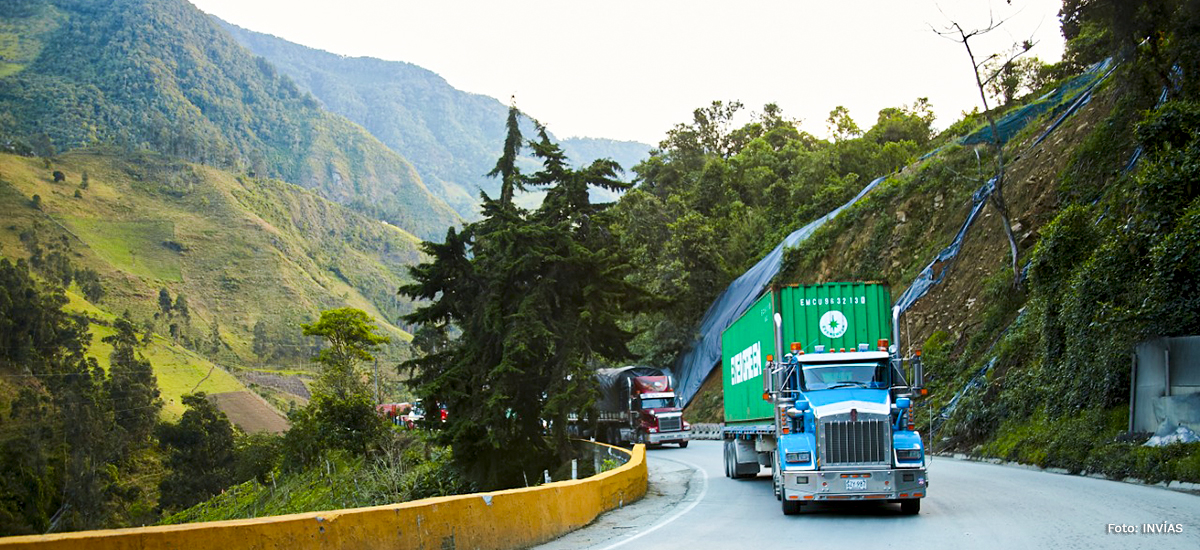 Fotografía del tránsito vehicular por el corredor Calarcá - Cajamarca.