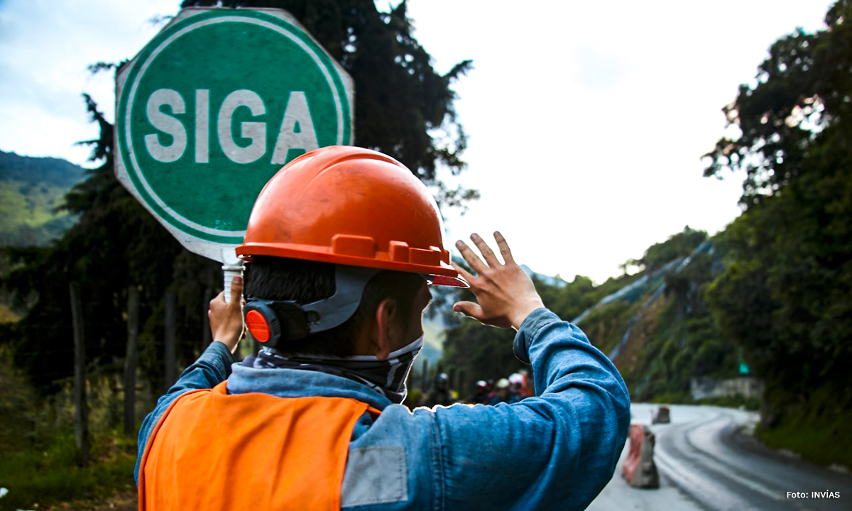 Fotografía de trabajador del INVÍAS habilitando paso restringido.