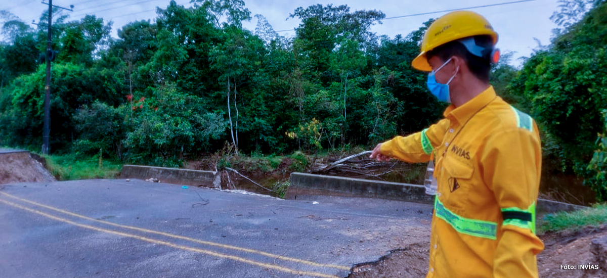Fotografía de trabajador del INVÍAS señalando las afectaciones en la vía de Fortul - Saravena (Arauca).