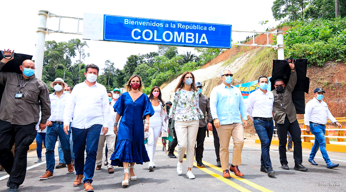 Fotografía de la comitiva del Gobierno Nacional en la apertura del corredor binacional La Espriella - río Mataje.