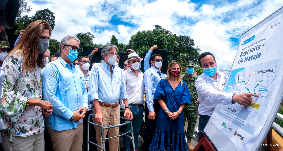 Fotografía de la presentación realizada por el Director General del INVÍAS, Juan Esteban Gil al presidente de La República, Iván Duque Márquez, a la Ministra de Transporte, Ángela María Orozco y a los demás dirigentes del Gobierno sobre el Corredor Binacional La Espriella - Río Mataje.