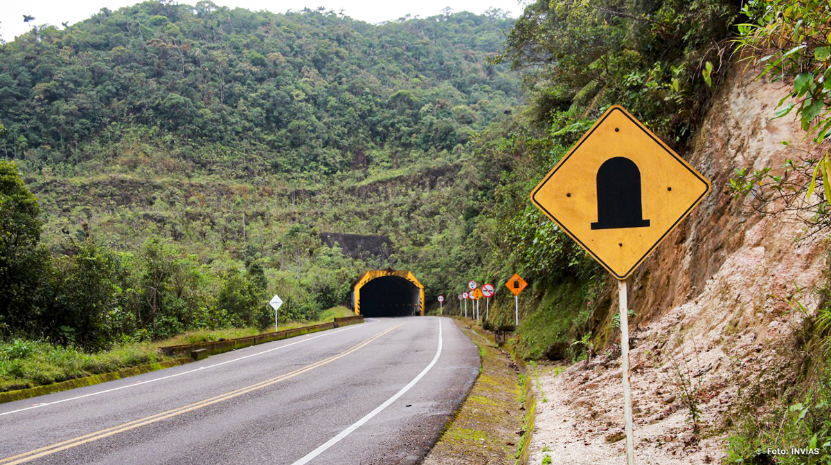 Fotografía de la señalización frente a la entrada de túnel.