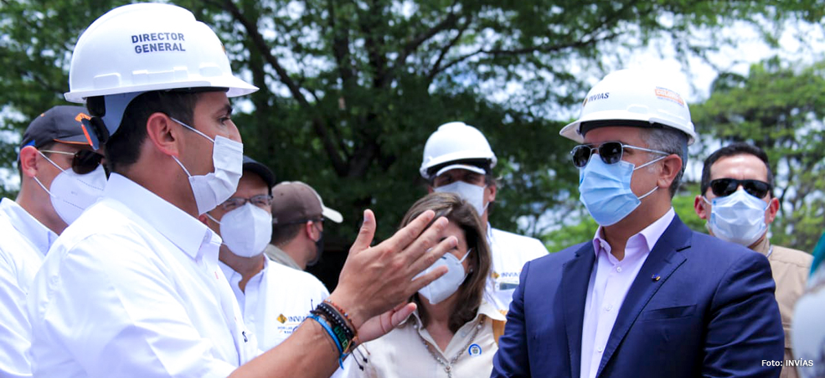 Fotografía del Director General del INVÍAS, Juan Esteban Gil durante su explicación de la obras del puente Mariano Ospina al señor Presidente de la República, Iván Duque Márquez.