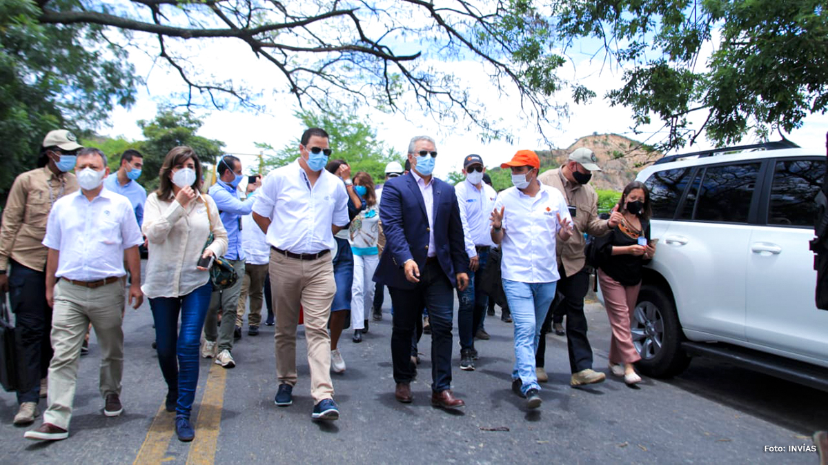 Fotografía de la comitiva del Gobierno Nacional en el proyecto de construcción del puente Mariano Ospina.