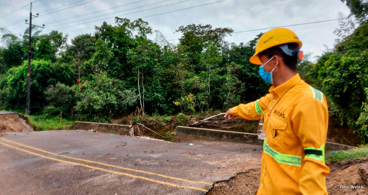 Fotografía de trabajador del INVÍAS durante la inspección en el lugar de la emergencia.