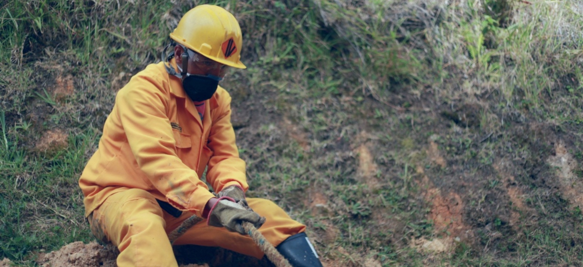 Fotografía de trabajador del INVÍAS en labores de construcción de vías nacionales.