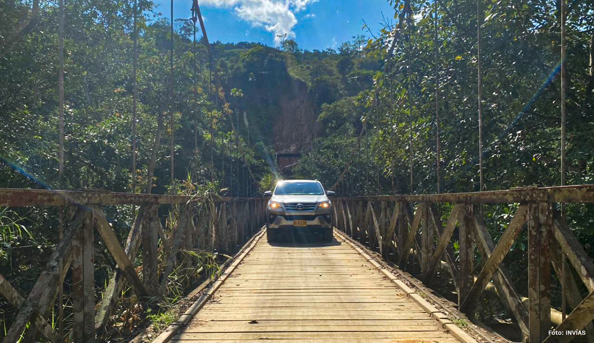 Fotografía del tránsito de vehículos por las vías rurales.