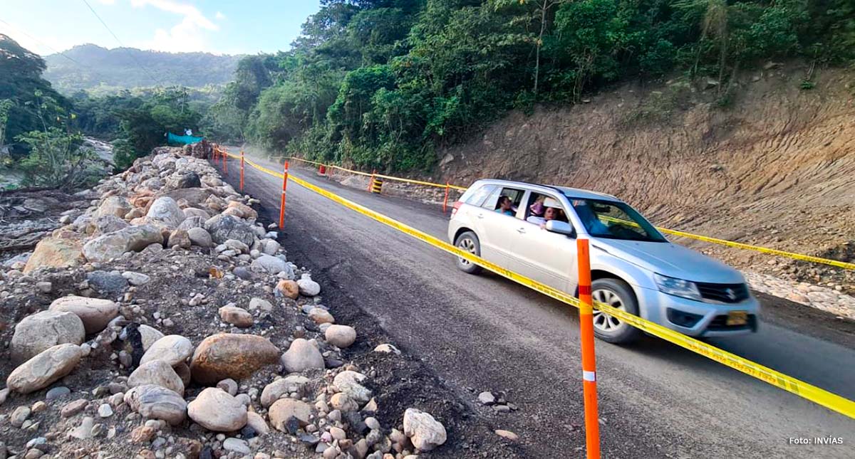 Fotografía del paso de vehículos por la vía Sogamoso - Aguazul.