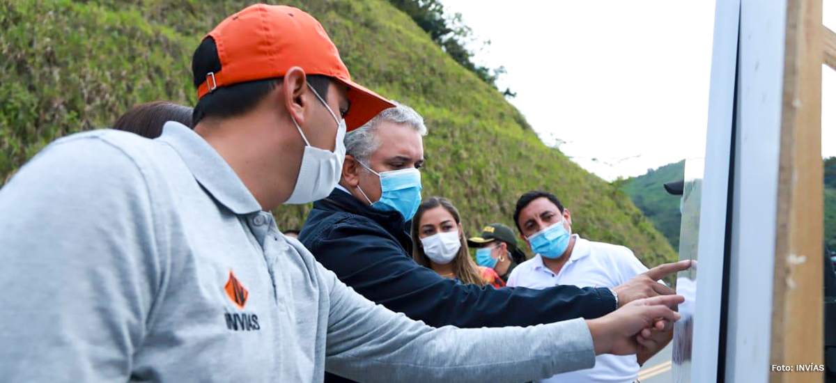 Fotografía del Presidente de La República, Iván Duque Márquez, recibiendo aclaraciones sobre el proyecto del Director General del INVÍAS, Juan Esteban Gil Chavarría.