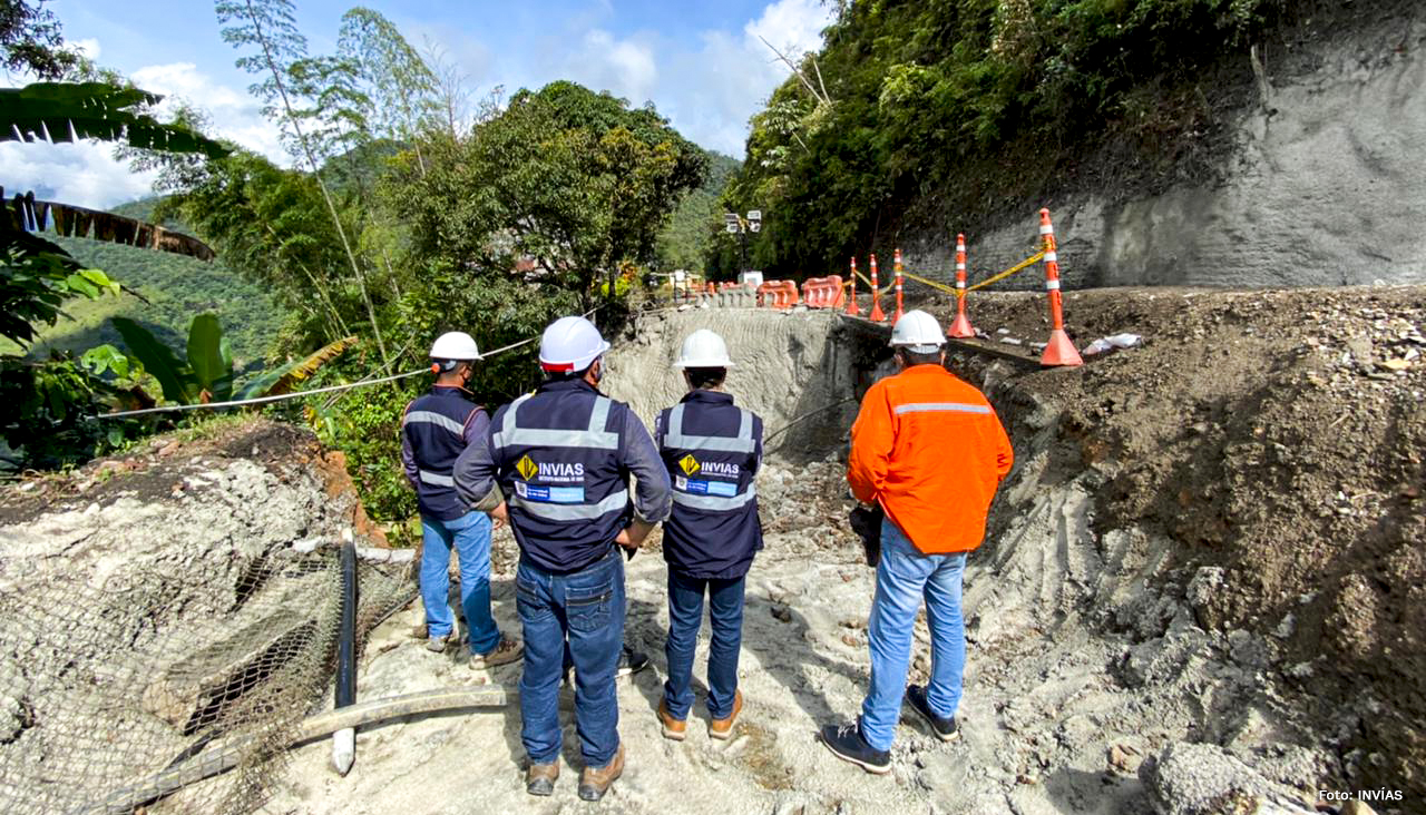 Fotografía de ingenieros del INVÍAS analizando la estabilidad de la vía para la habilitación del tránsito vehicular en la vía Medellín - Bogotá.