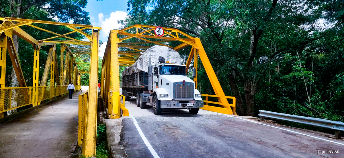 Fotografía de tránsito vehicular por el puente Anime.