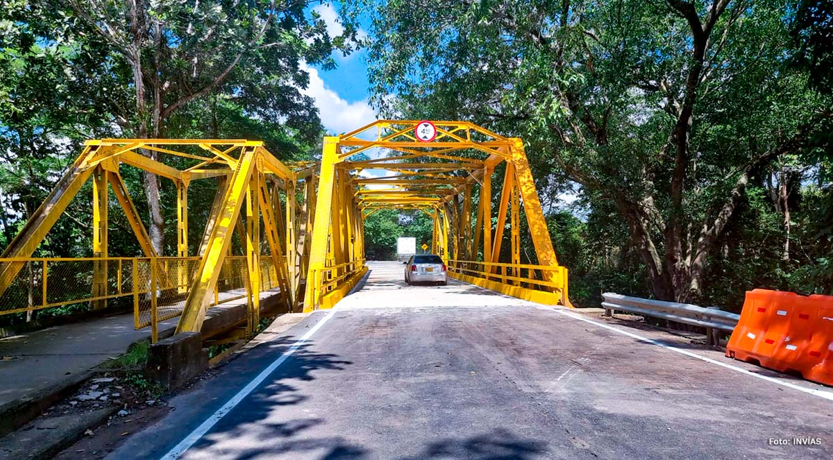 Fotografía de tránsito vehicular por el puente Anime.